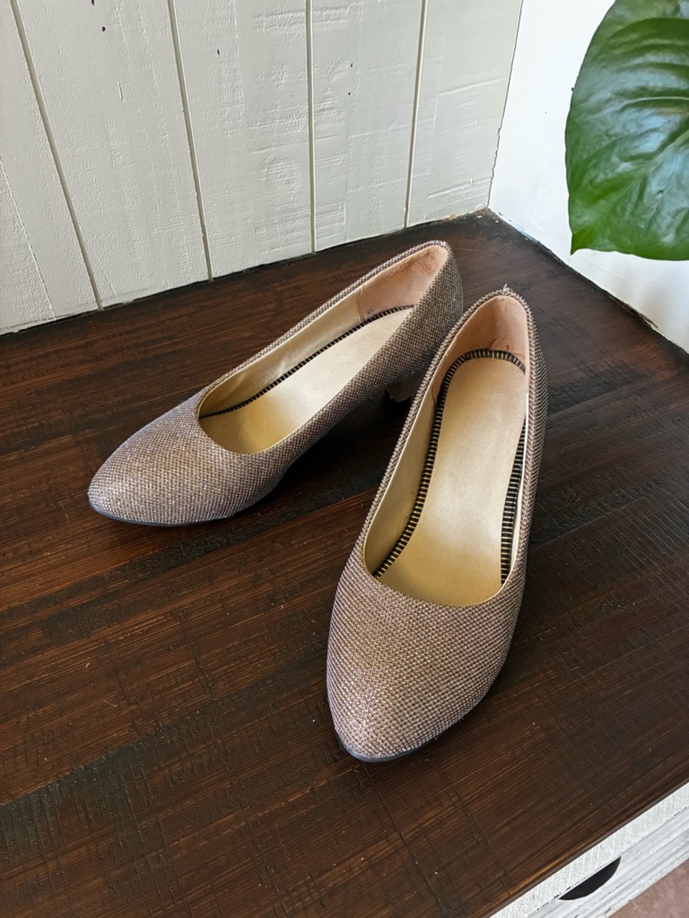 Gold glitter pump size 8